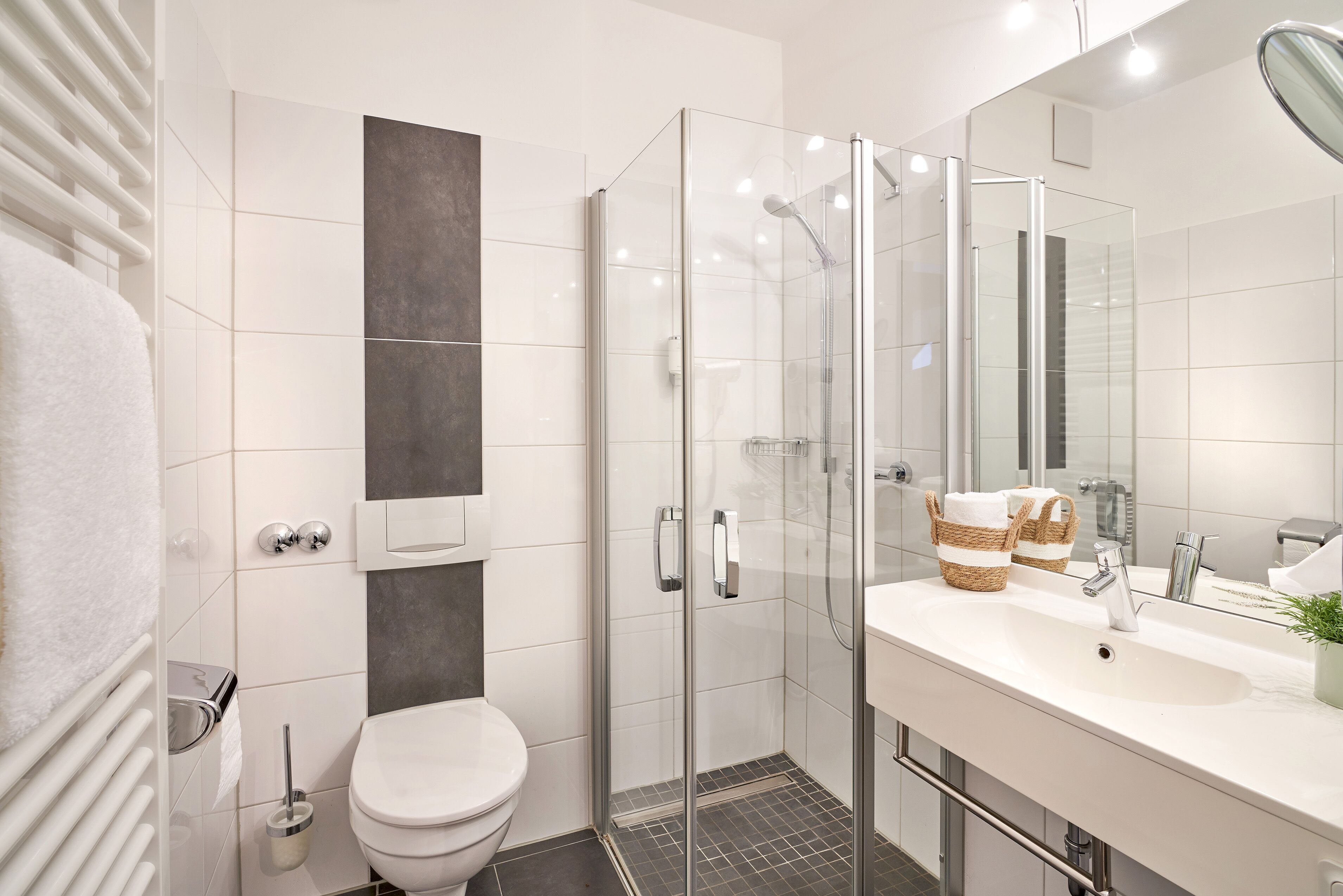 Comfort-Einzelzimmer | Badezimmer | Kostenlose Toilettenartikel, Haartrockner, Handtücher, Seife