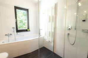 Kostenlose Toilettenartikel, Haartrockner, Handtücher, Seife