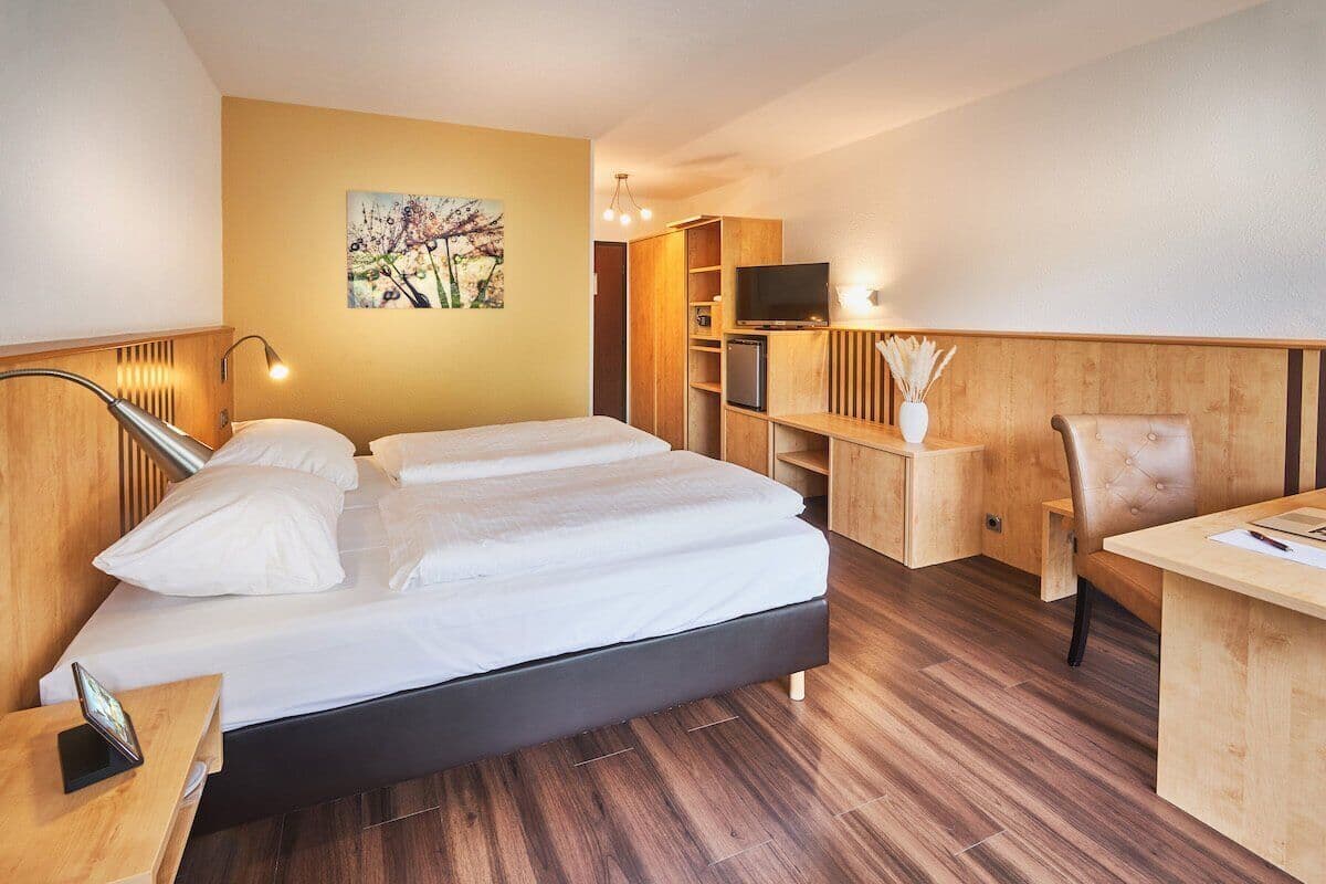 Comfort-Doppelzimmer | Zimmersafe, Schreibtisch, laptopgeeigneter Arbeitsplatz