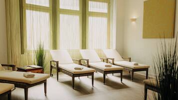 Badstue, kroppsbehandlinger og massasje med varme steiner