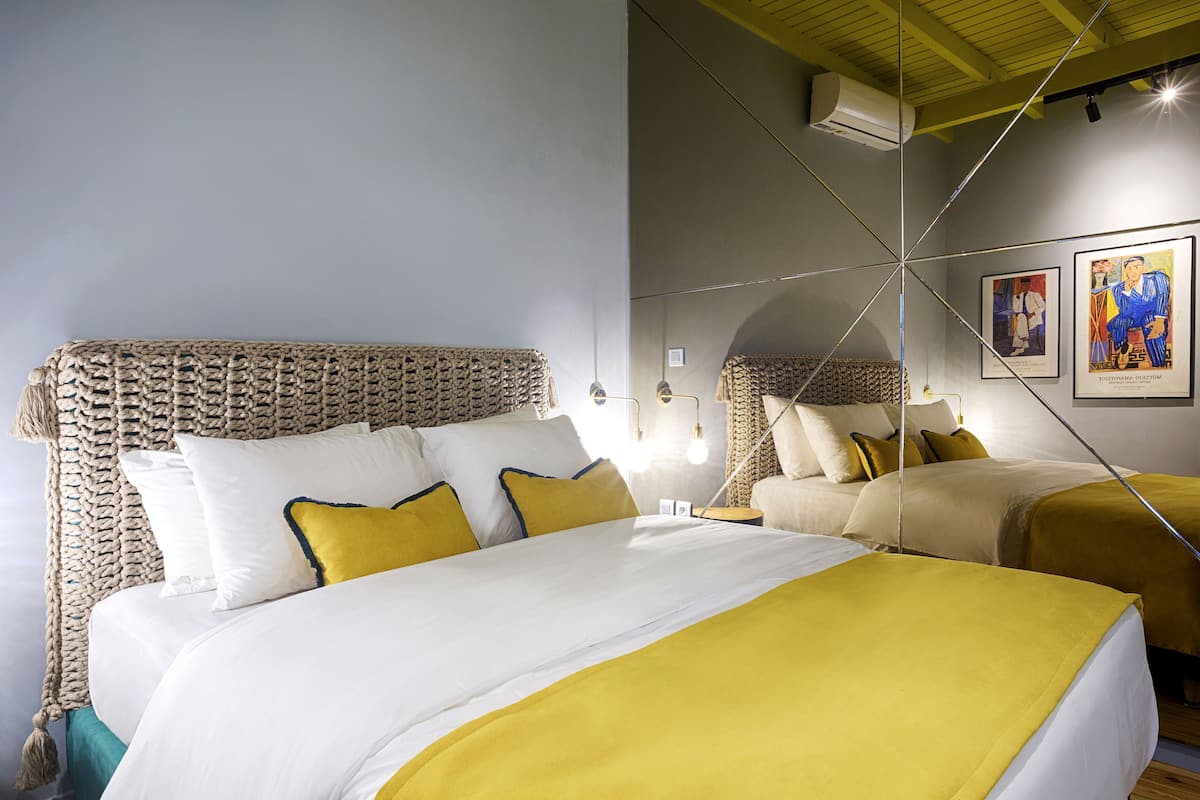 Quarto com uma cama grande, duas mesas de cabeceira e um painel de cabeceira.
