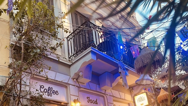 Un immeuble qui abrite un café et un restaurant.