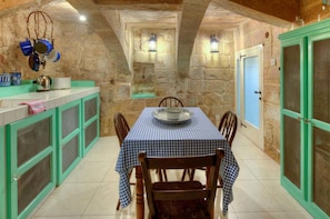 Casa geminada clássica, 1 quarto | Cozinha privada | Geladeira grande, micro-ondas, fogão, cooktop