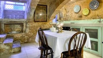 Classic Townhome, 1 Bedroom | Private kitchen | Full-sized fridge, microwave, oven, stovetop