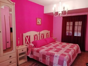 1 habitación, ropa de cama de alta calidad, escritorio y camas extra 