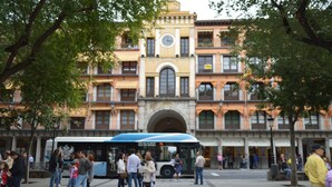 A public square with a bus stop and people waiting. - Posada la Reja (Malpica de Tajo)
