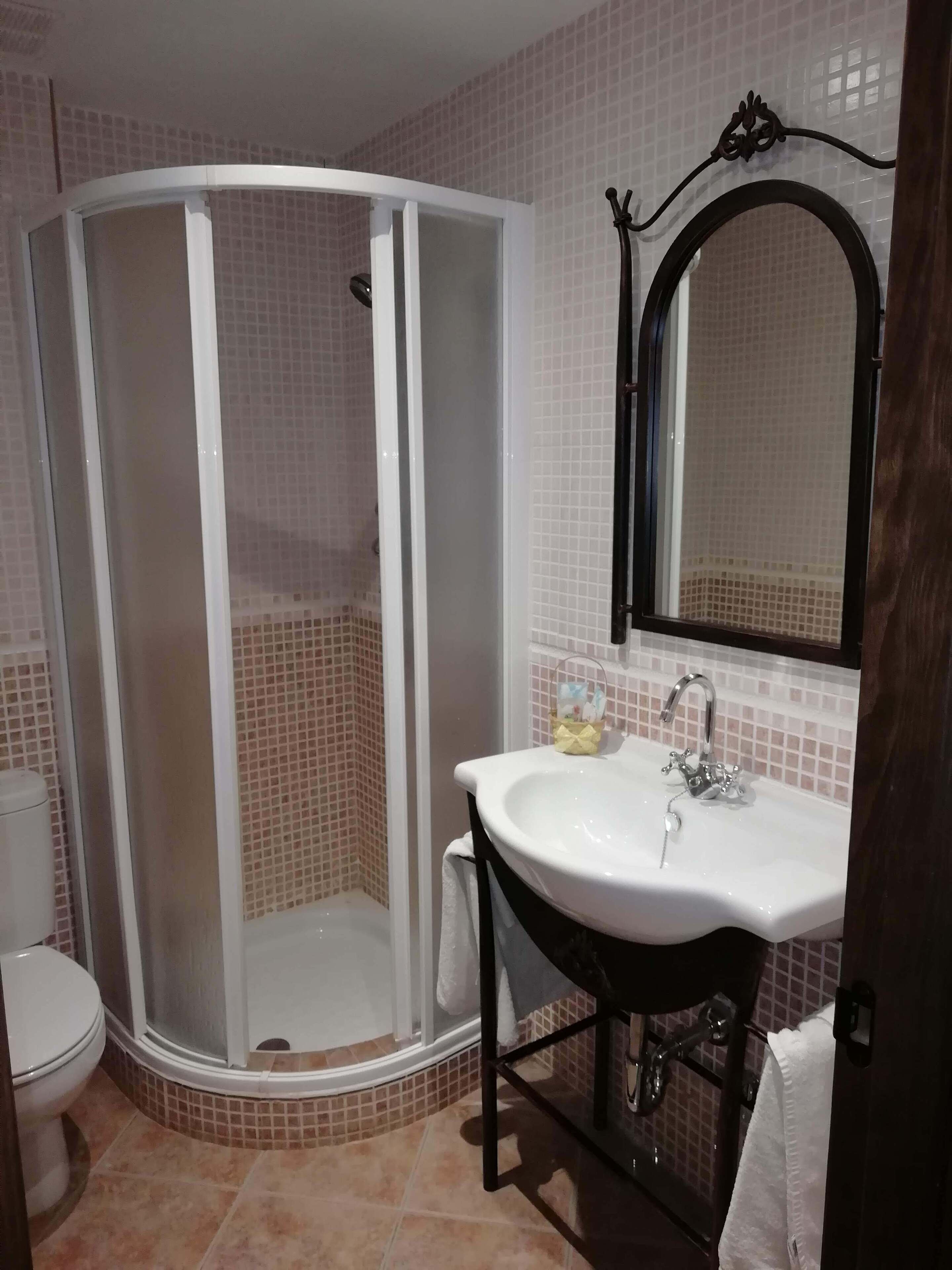 Shower, free toiletries, towels