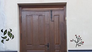 A wooden door with a sign above it that reads "Posada la Reja." - Posada la Reja (Malpica de Tajo)
