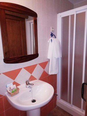 Dusche, kostenlose Toilettenartikel, Handtücher