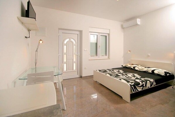 Design Studio Suite | Premium bedding, desk, soundproofing, free WiFi - Apartments Parcela (Seget)