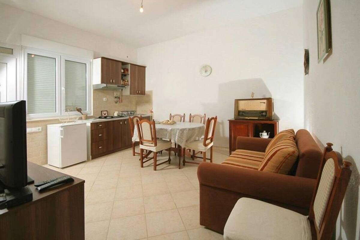 Apartamento clásico, vistas al jardín | Ropa de cama de alta calidad, escritorio, sistema de insonorización