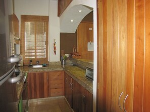 Refrigerador con congelador, microondas, horno y parrilla de estufa 