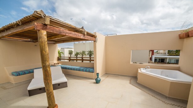 Outdoor spa tub - Los Elefantes D409 by Globalia (Playa del Carmen)