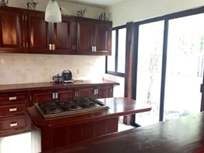 Casa | Cocina privada | Refrigerador con congelador, microondas, horno y parrilla de estufa 