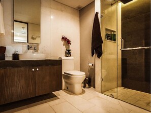 Apartment | Badezimmer | Dusche, Handtücher