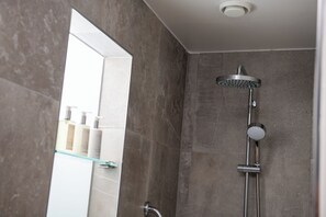 Cosy Double Room | Bathroom | Free toiletries, hair dryer, towels, soap - Beverley Arms Hotel (Beverley)