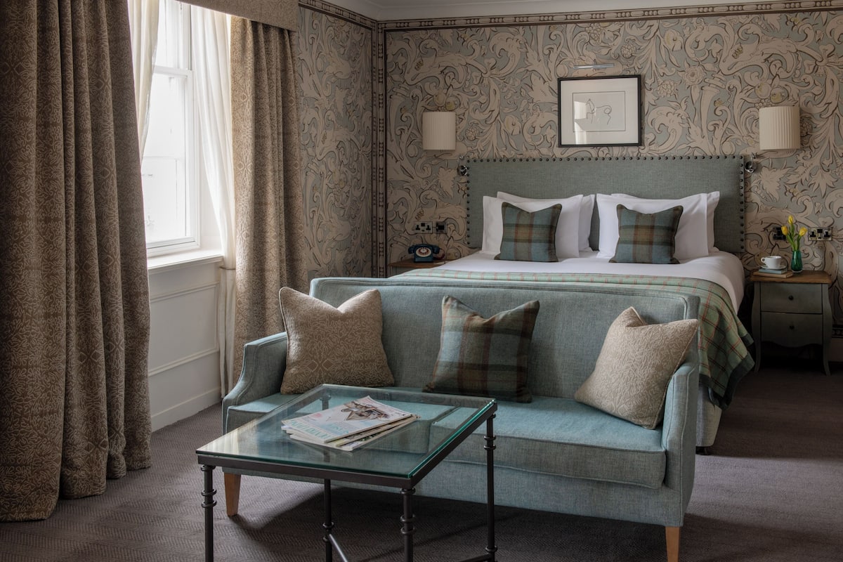 Feature Family Room | Desk, soundproofing, free WiFi, bed sheets