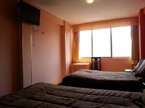 ห้องทวิน, เตียงเดี่ยว 2 เตียง, ห้องน้ำส่วนตัว | ตู้นิรภัยในห้องพัก, โต๊ะทำงาน, เตารีด/โต๊ะรีดผ้า, เตียงเสริม (ฟรี)