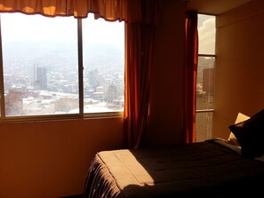 Chambre Triple, 3 lits une place, salle de bains privée | Coffres-forts dans les chambres, bureau, fer et planche à repasser