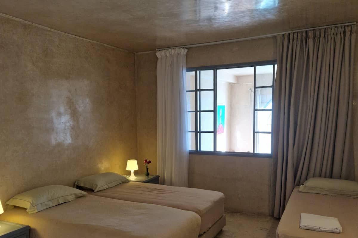 Comfort driepersoonskamer | Luxe beddengoed, verduisterende gordijnen, geluiddichte muren
