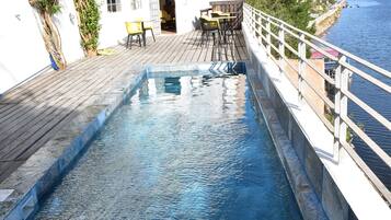 Piscina a l'aire lliure (horari: 09:00-20:30), para-sols i gandules