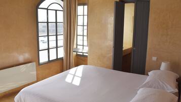 Chambre Supérieure, vue fleuve | Literie de qualité supérieure, rideaux occultants, chambres insonorisées