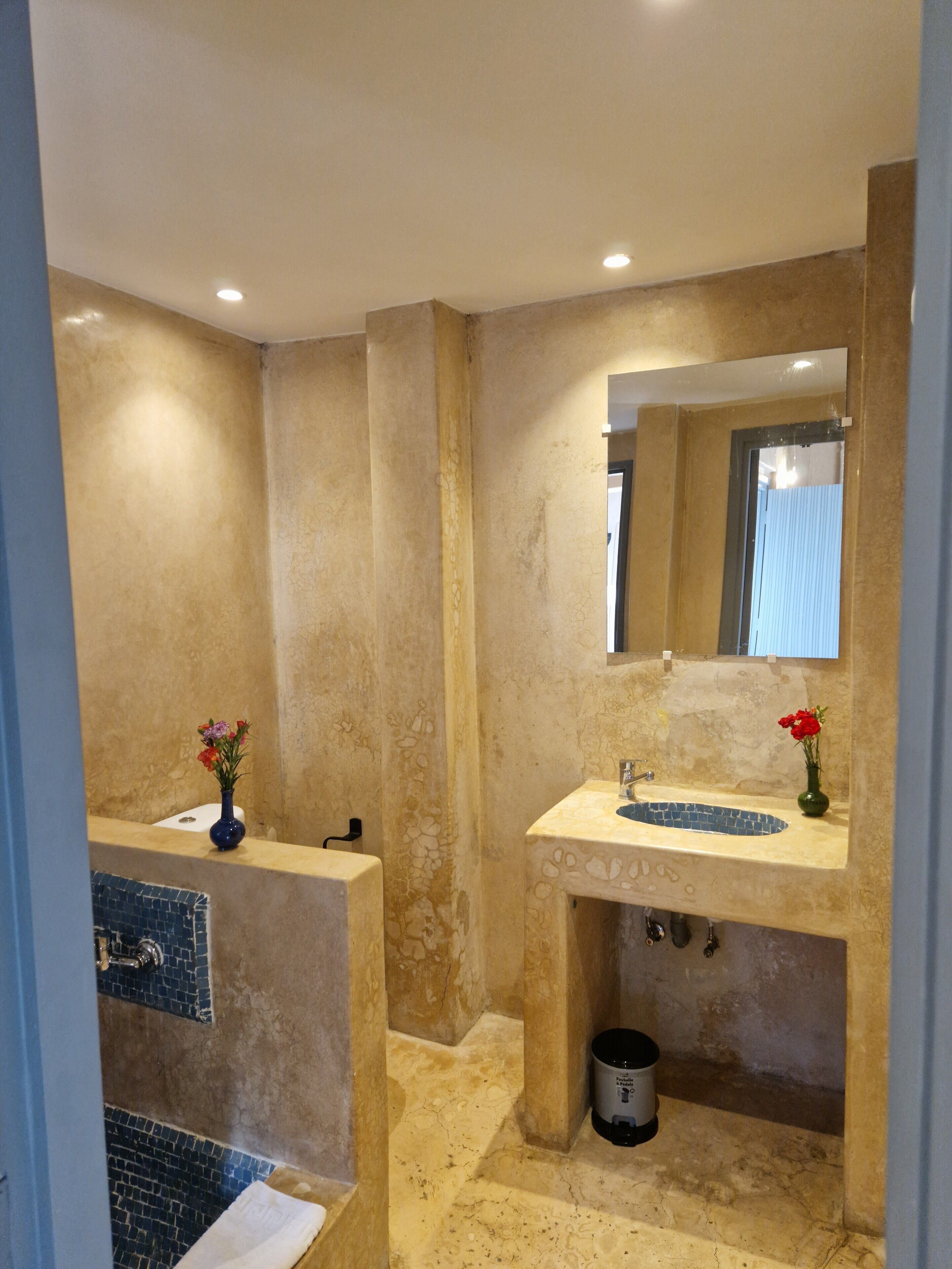 Un bagno con due lavandini, una vasca e uno specchio grande.
