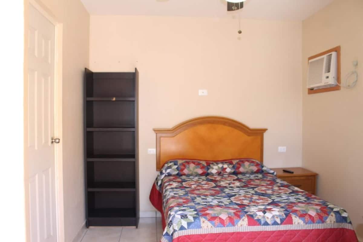 Standaard eenpersoonskamer, 1 queensize bed | Een bureau, een strijkplank/strijkijzer, gratis wifi, beddengoed