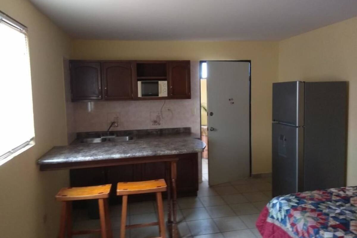 Habitación triple Confort | Escritorio, tabla de planchar con plancha, wifi gratis y ropa de cama