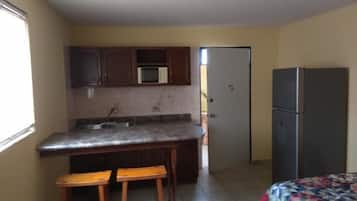 Habitación triple Confort | Escritorio, tabla de planchar con plancha, wifi gratis y ropa de cama