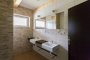 House, 4 Bedrooms | Bathroom