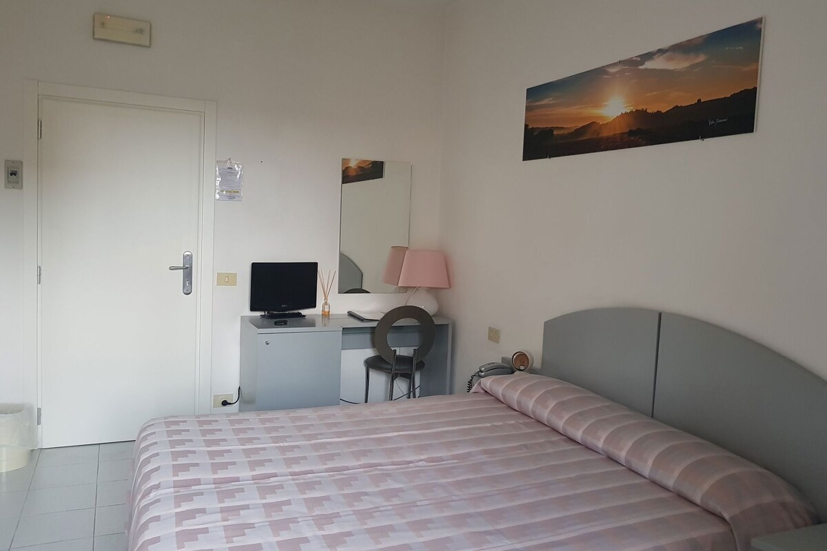 Minibar, safe på rommet, skrivebord og wi-fi (inkludert)