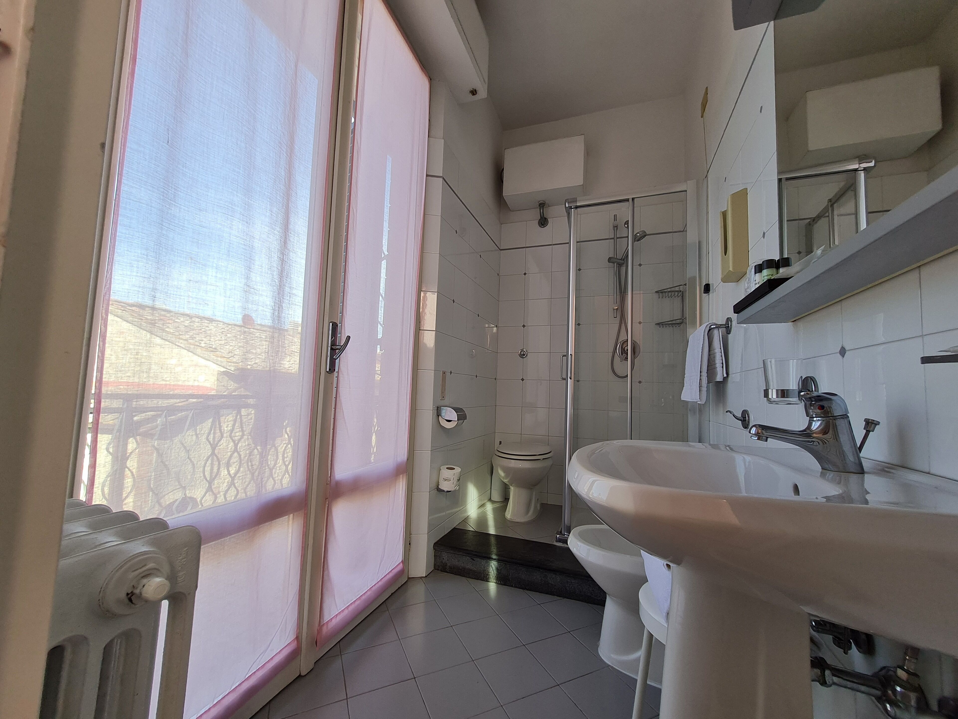 deluxe room, balcony | bathroom | shower, free toiletries, hair dryer, bidet