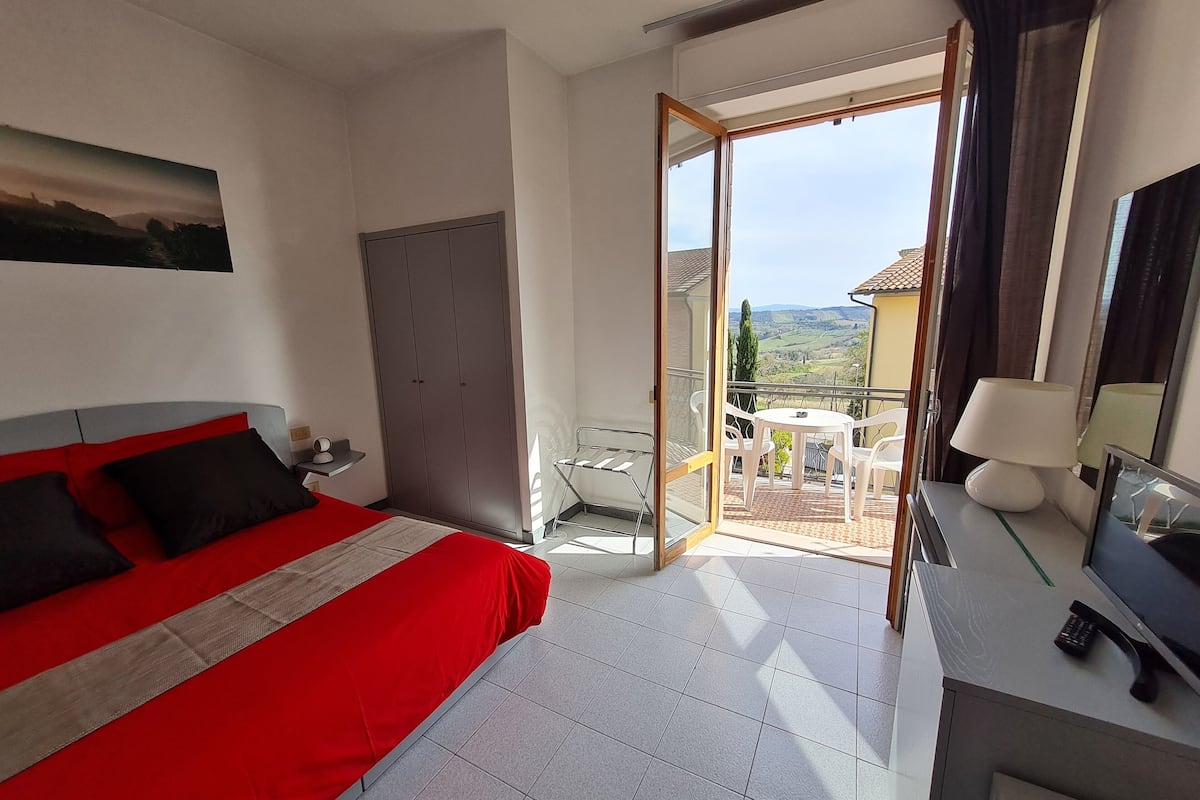 deluxe room, balcony | minibar, in-room safe, desk, free wifi