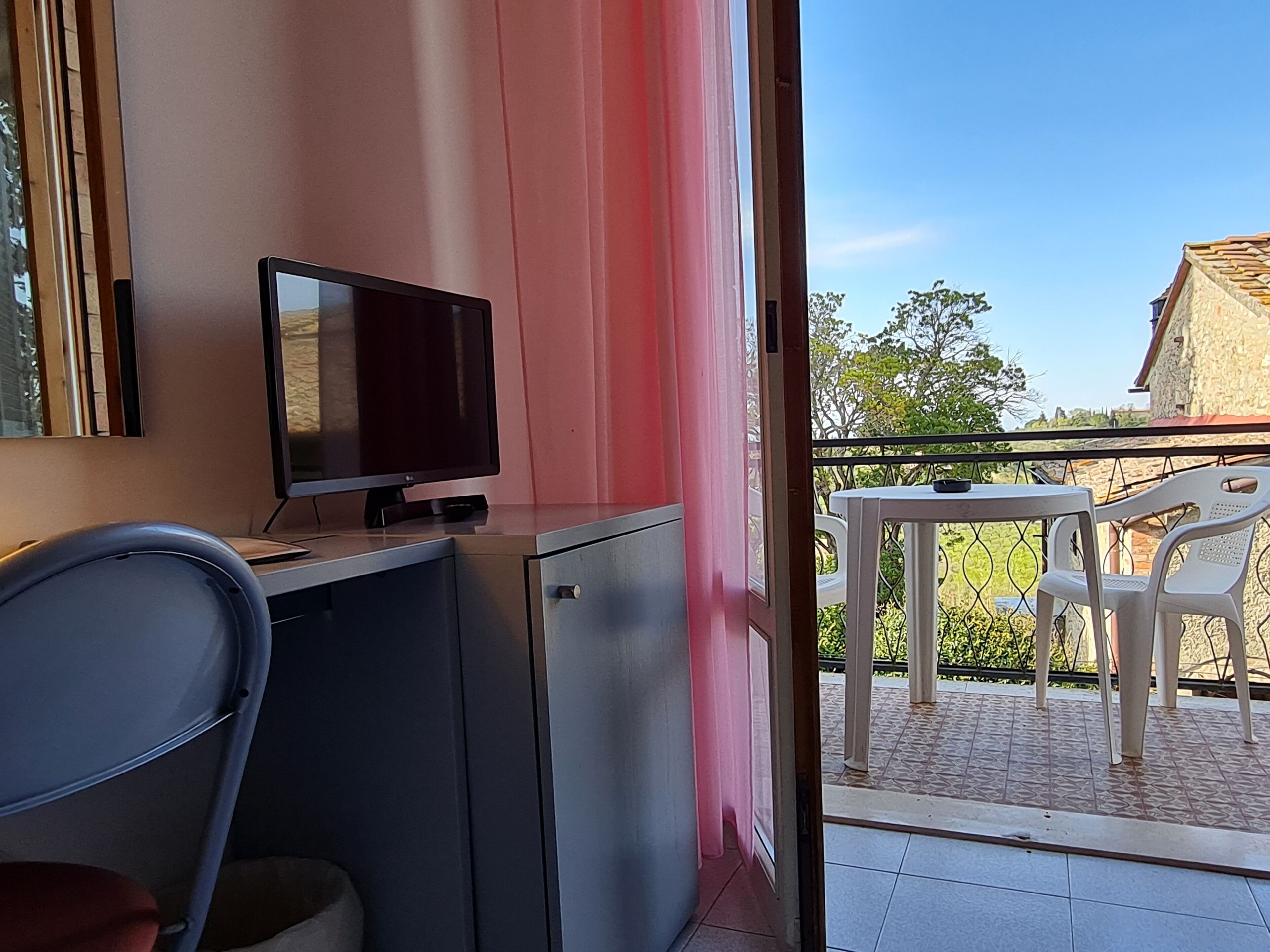 deluxe room, balcony | television