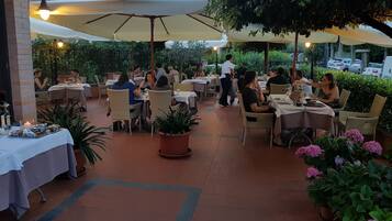 Food court