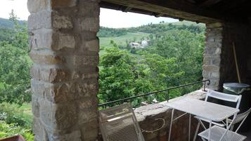 Perhehuoneisto, 2 makuuhuonetta, keittiö, pohjakerroksessa | Terassi/patio