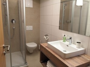 Superior Apartment, 2 Bedrooms, Mountain View (Jayne) | Bathroom | Shower, hair dryer, slippers, towels