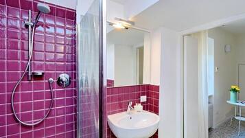 Dusche, Regendusche, kostenlose Toilettenartikel, Bidet