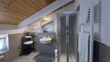Suite | Bagno | Doccia, soffione a pioggia, set di cortesia gratuito, bidet