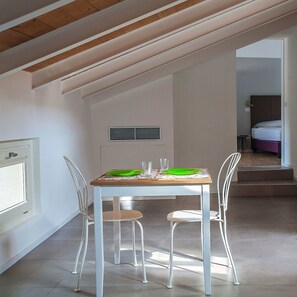 Suite | Essbereich im Zimmer