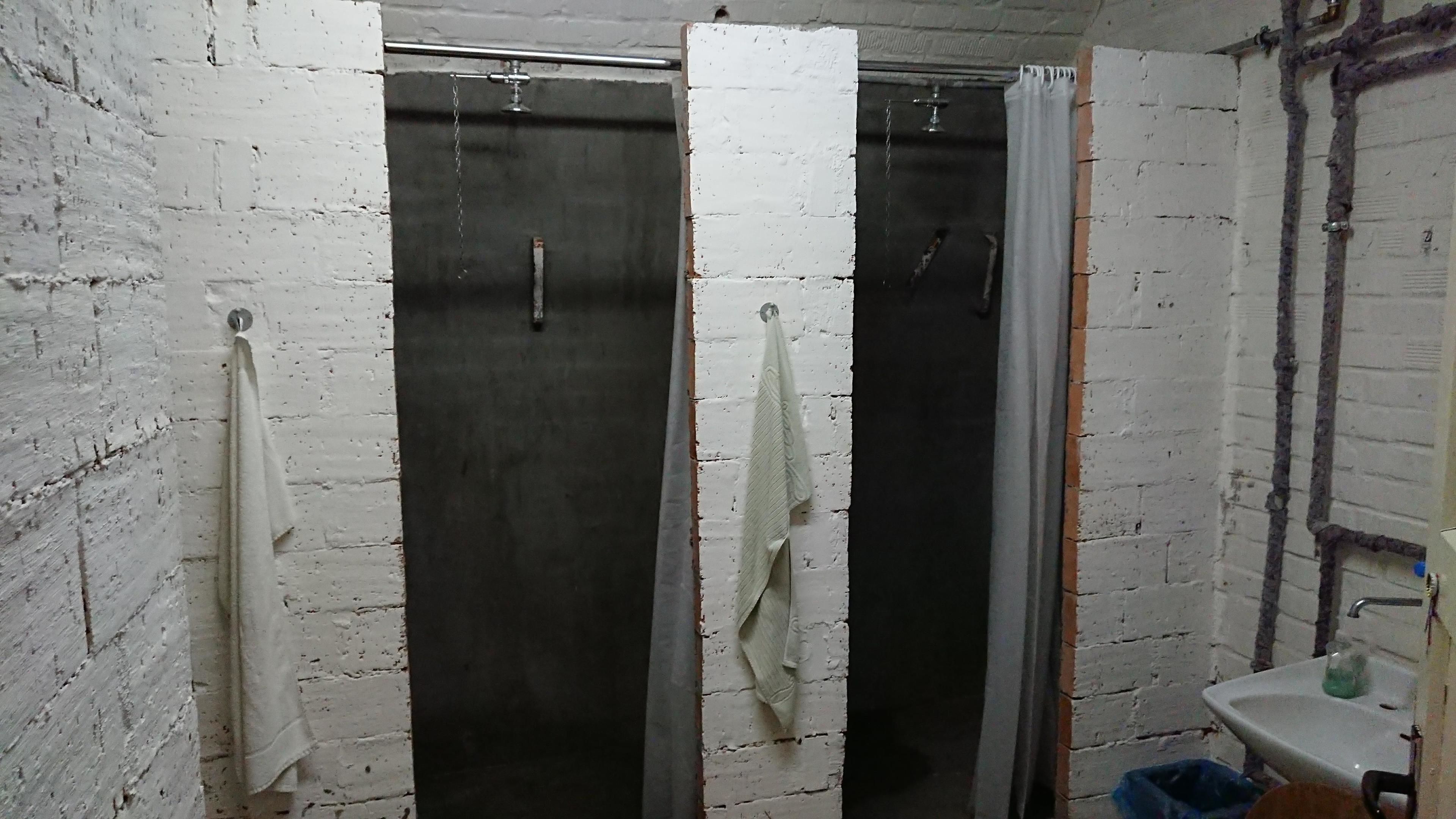 تجهيزات دش، مستلزمات مجانية للعناية الشخصية، مناشف