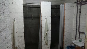 샤워 시설, 무료 세면용품, 타월