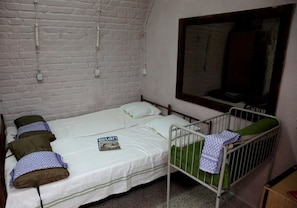 Quarto casal, 2 camas de solteiro | Wi-Fi de cortesia, roupa de cama