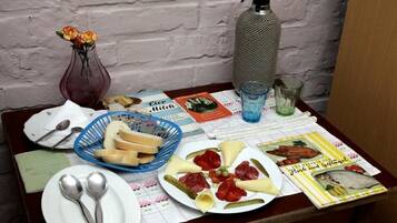 Een tafel met eten, een boek en een fles.