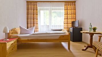 Classic Single Room, Balcony, Garden View | In-room safe, iron/ironing board, free WiFi, bed sheets