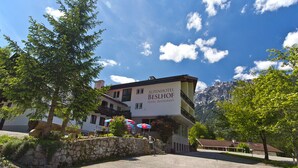 Hotel Alpenhotel Beslhof con un paisaje montañoso.