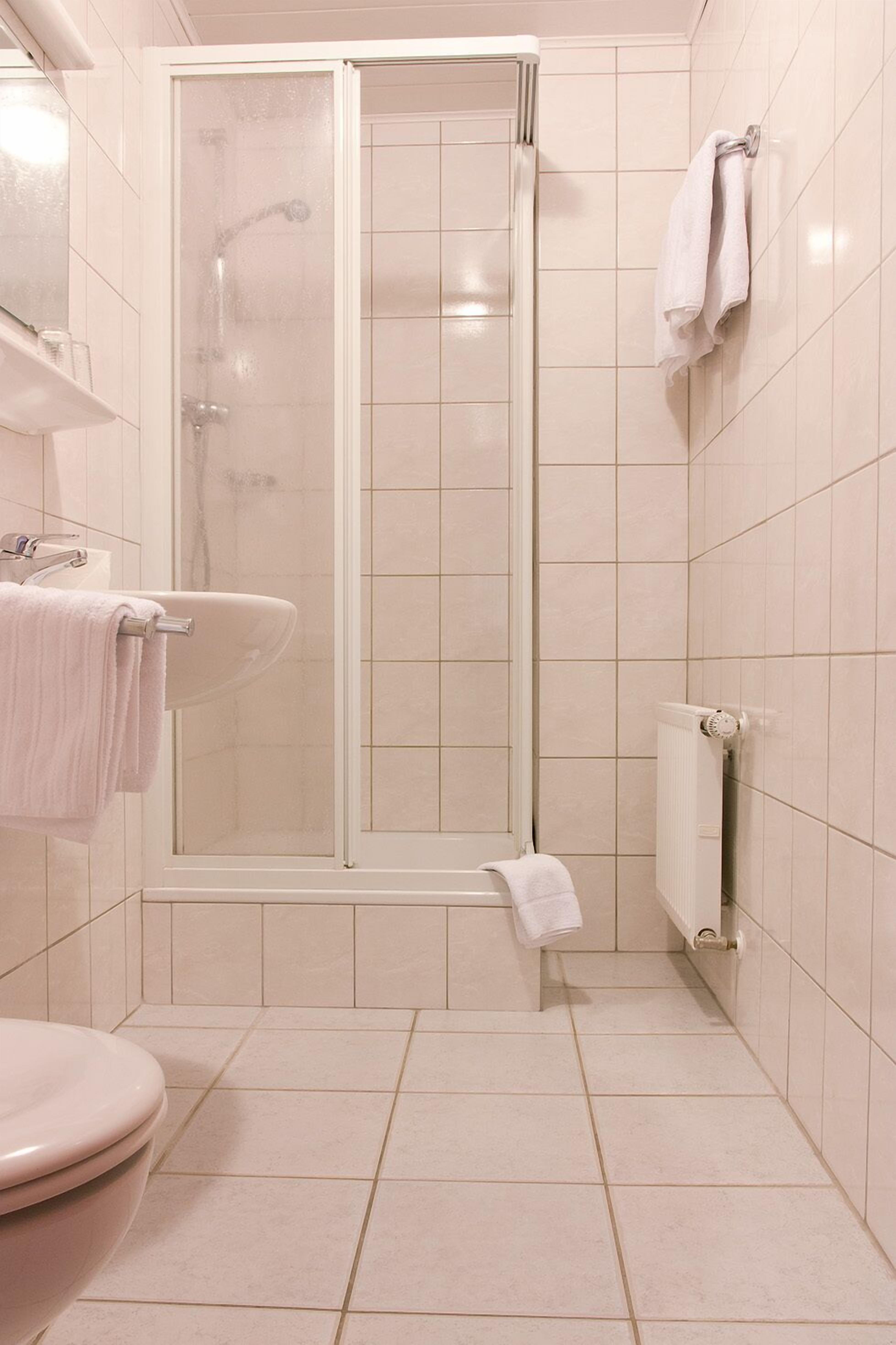 classic double room, balcony, garden view | bathroom | shower, free toiletries, hair dryer, towels