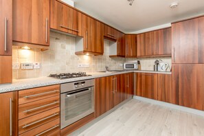 Appartement Confort, 2 lits doubles | Cuisine privée | Réfrigérateur grande capacité avec congélateur, four à micro-ondes