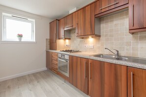 Appartement Confort, 2 lits doubles | Cuisine privée | Grand réfrigérateur, micro-ondes, four, plaque de cuisson
